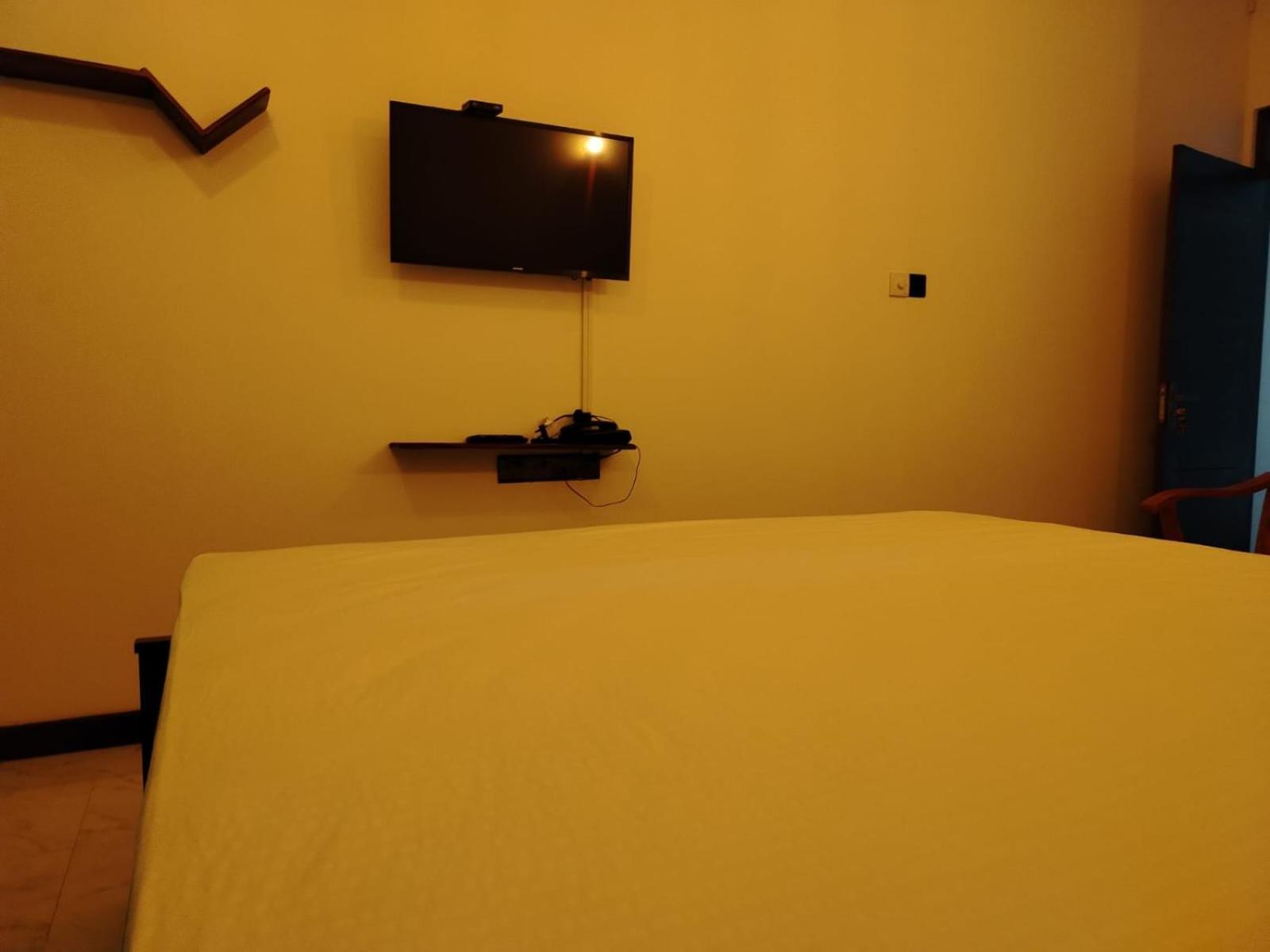 Diora Hotel Ratnapura Exterior photo
